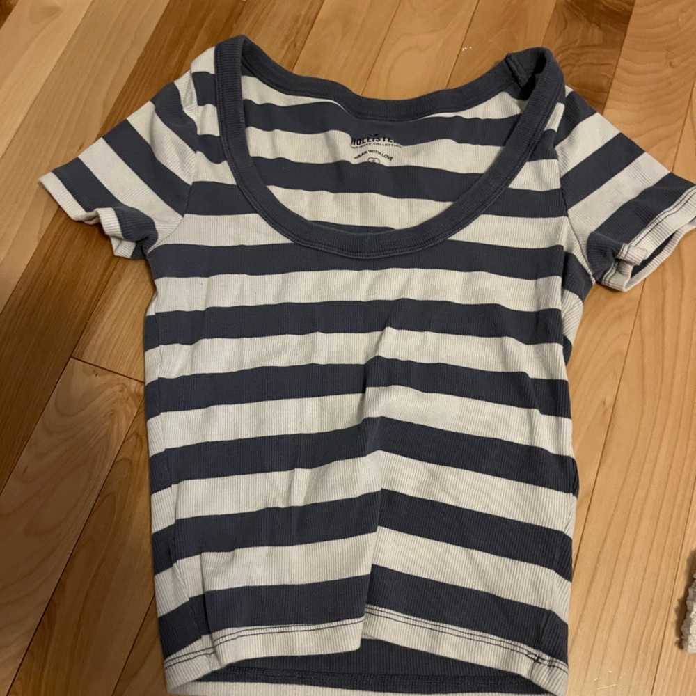 Hollister T shirt